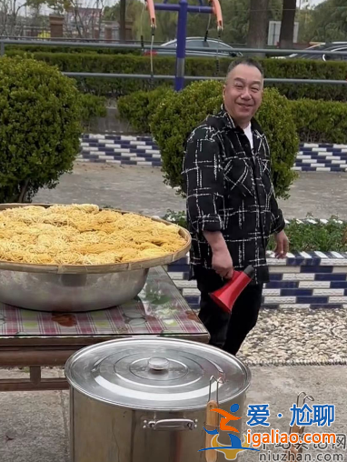 喬任梁父親擺攤做牛肉面 手被燙傷讓人心酸 現(xiàn)場視頻曝光引關(guān)注 喬任梁父親擺攤做牛肉面 手被燙傷讓人心酸 現(xiàn)場視頻曝光引關(guān)注