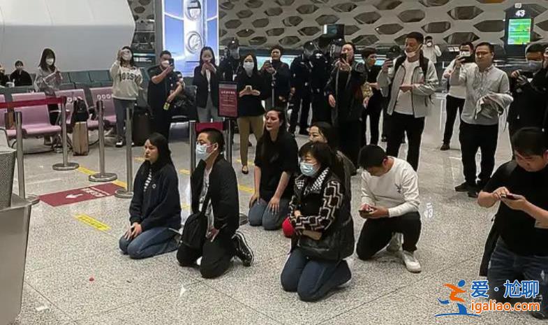 深圳暴雨致航班取消 旅客跪求起飛情緒崩潰？
