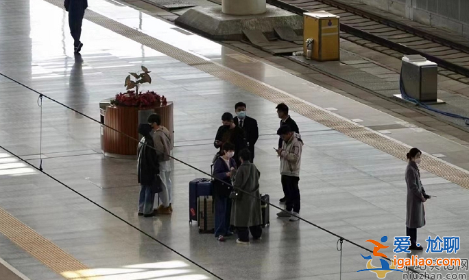 李榮浩楊丞琳同框現身! 隔著口罩當眾親吻 牽手現身感情好