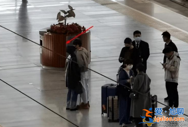 李榮浩楊丞琳同框現身! 隔著口罩當眾親吻 牽手現身感情好