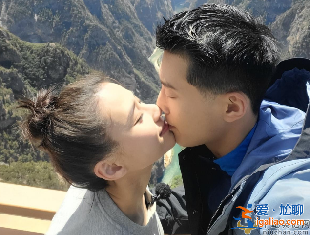 竇驍何超蓮結(jié)婚了嗎?爆婚訊后首度同框 竇驍打扮被吐槽像莽村李宏偉