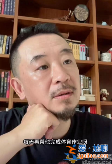 黃海波還能復(fù)出嗎?消失9年開班賺錢 躺男星懷里摟腰撒嬌 黃海波還能復(fù)出嗎?消失9年開班賺錢 躺男星懷里摟腰撒嬌