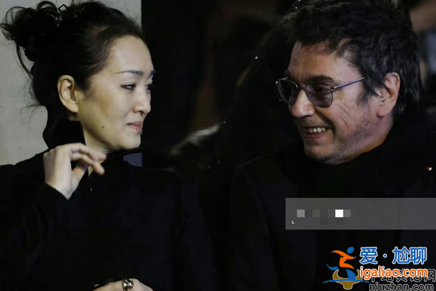 鞏俐最新近況曝光!夫婦坐法總統專機回國 與馬克龍前行太友善