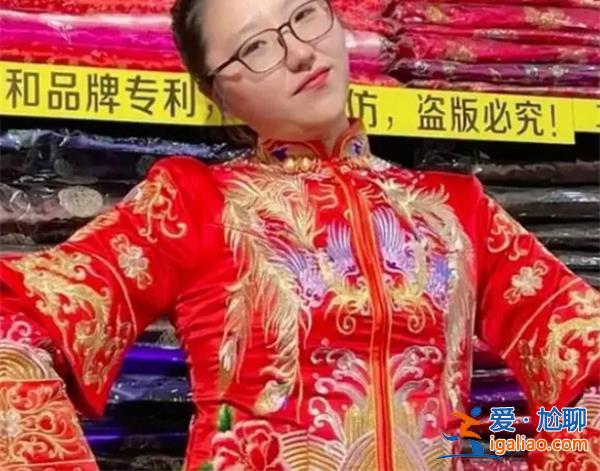 90后女入殮師穿上壽衣大方向眾人展示[女入]？