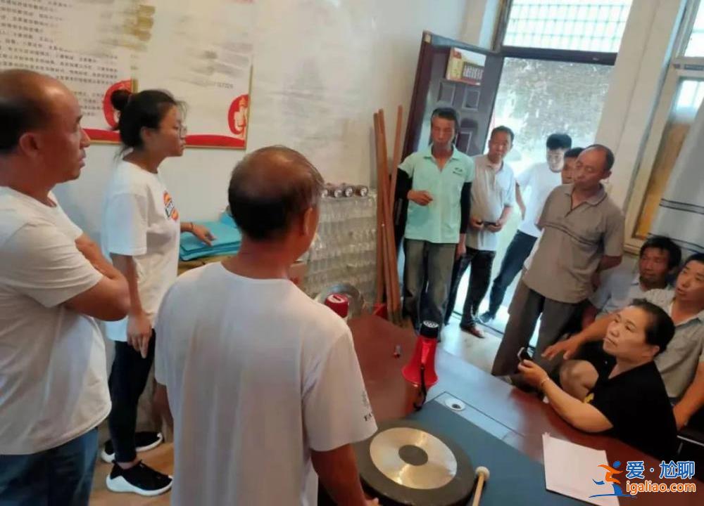 “97年村支書小芳”爆火背后？
