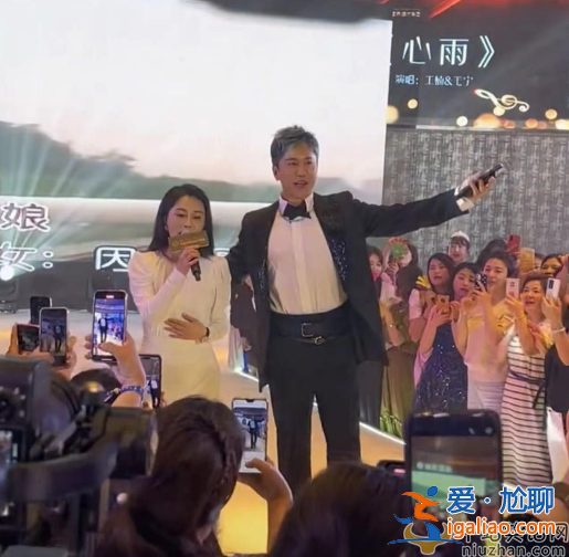 毛寧近況曝光!頭發花白商演撈金 臺上主動緊摟美女富婆