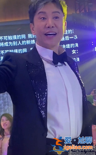 毛寧近況曝光!頭發花白商演撈金 臺上主動緊摟美女富婆