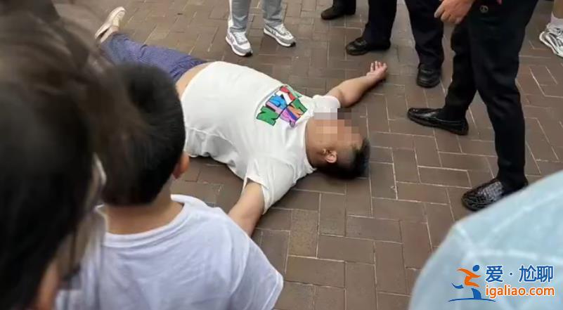 男子在上海迪士尼抽煙后逼哭勸阻工作人員 警方趕到突然倒地“躺平”？