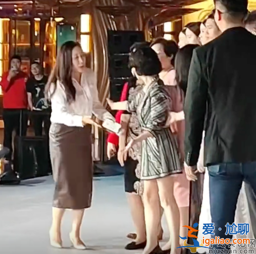 何超瓊孟晚舟同臺互讓C位 網友大贊好謙虛 路人偷拍激動到手抖