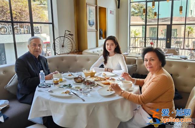 尼格買提曬全家福!侄女膚白貌美惹關注 顏值驚艷撞臉樸信惠