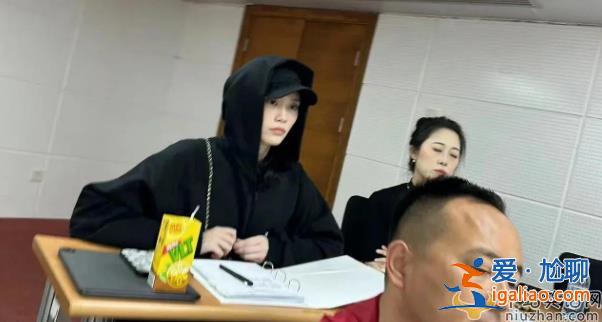 何猷君何超欣現身美國!何猷君與金發美女熱聊 丟老婆奚夢瑤北大上課