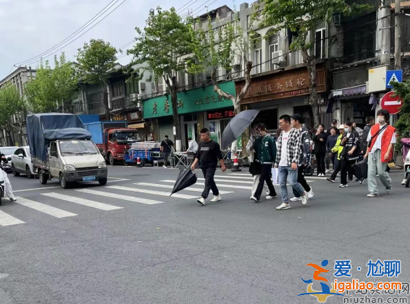 李小冉近況曝光!過馬路黑傘保護車讓道 網友直呼耍大牌