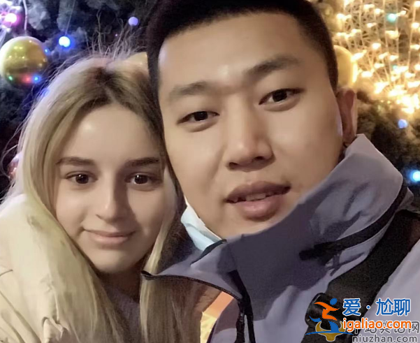 陸毅鮑蕾現身網紅婚禮獻唱 穿一身黑網友怒批不吉利 現場曝光格格不入