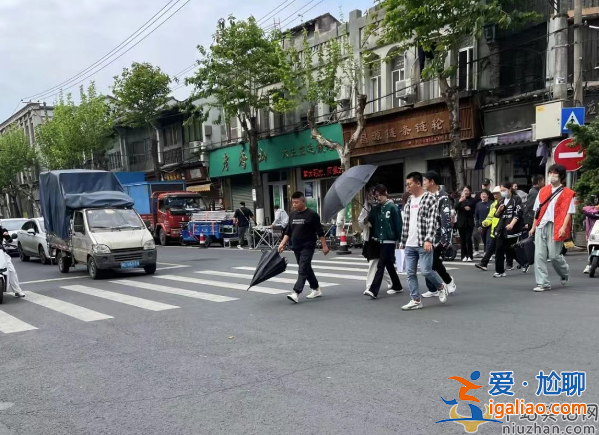 李小冉近況曝光!過馬路黑傘保護車讓道 網友直呼耍大牌