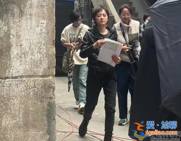 李小冉近況曝光!過馬路黑傘保護車讓道 網友直呼耍大牌