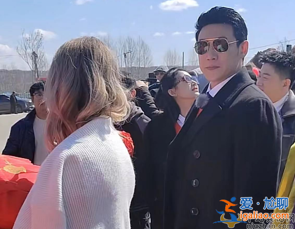 陸毅鮑蕾現身網紅婚禮獻唱 穿一身黑網友怒批不吉利 現場曝光格格不入