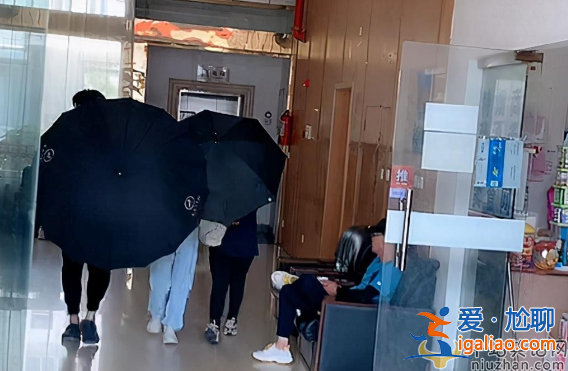 李小冉近況曝光!過馬路黑傘保護車讓道 網友直呼耍大牌