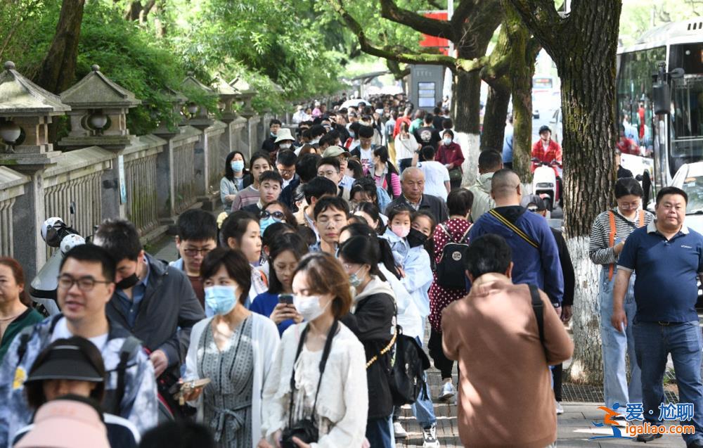 排隊不分晝夜！長沙旅游隊伍排到隔壁景區 凌晨2點打車還得等位？