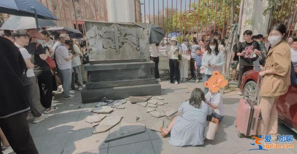 孩子爬到碑上拍照后跳下所致？
