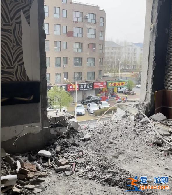 哈爾濱租戶砸穿高層住宅承重墻數百業主緊急疏散 裂縫已蔓延到21層？