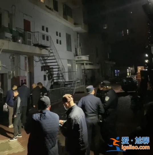 哈爾濱租戶砸穿高層住宅承重墻數百業主緊急疏散 裂縫已蔓延到21層？