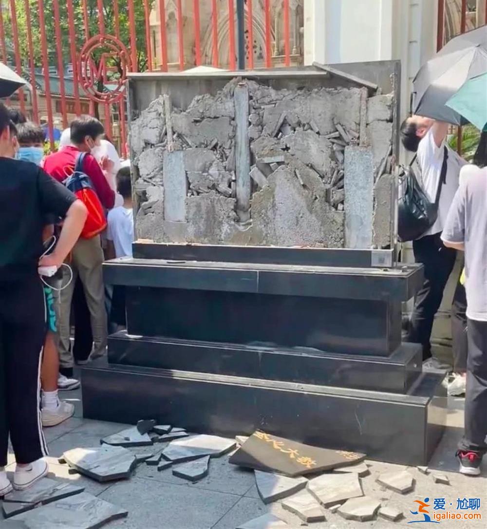 孩子爬到碑上拍照后跳下所致？