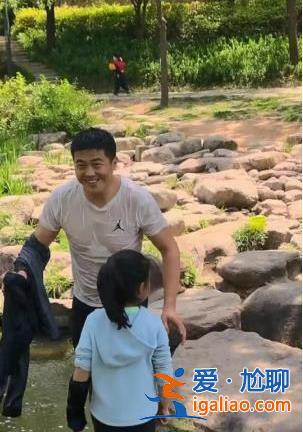 很開心 孩子給我豎大拇指？