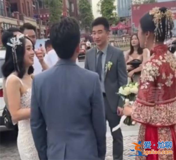 重慶兩個新娘結婚互換手捧花發(fā)現(xiàn)是高中同學？