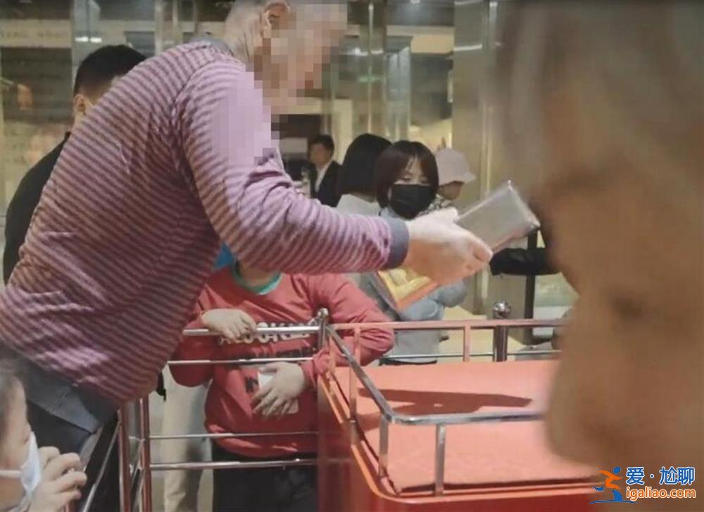 大爺單手拿起價值千萬的25公斤金磚 寶貝歸其所有？山東招遠文旅局澄清？