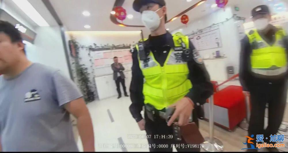 細(xì)思恐極！男子在上海某銀行柜臺(tái)摸出1300張身份證 都是真的？
