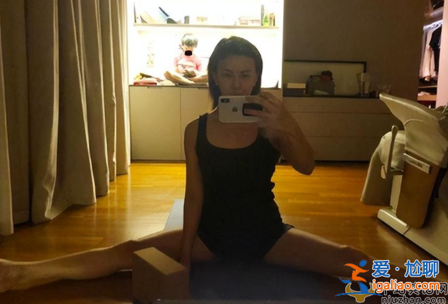孫燕姿近況曝光!被網友偶遇素顏出鏡 大長腿坐姿豪放引熱議