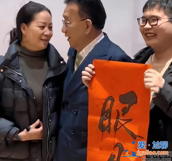 76歲侯耀華近照曝光惹爭議!和女粉絲貼身合影眉目傳情 網(wǎng)友老不正經(jīng)
