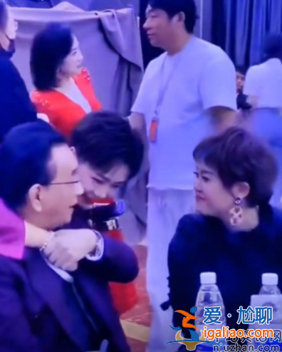 76歲侯耀華近照曝光惹爭議!和女粉絲貼身合影眉目傳情 網(wǎng)友老不正經(jīng)