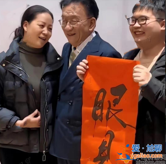 76歲侯耀華近照曝光惹爭議!和女粉絲貼身合影眉目傳情 網(wǎng)友老不正經(jīng)