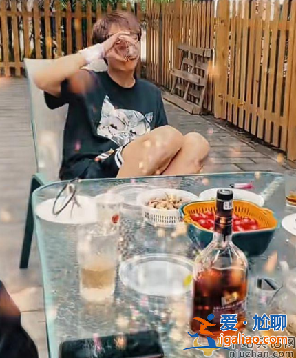 張丹峰官宣離婚后首露面!喝酒烤全羊心情大好 網友質疑離婚了嗎 張丹峰官宣離婚后首露面!喝酒烤全羊心情大好 網友質疑離婚了嗎