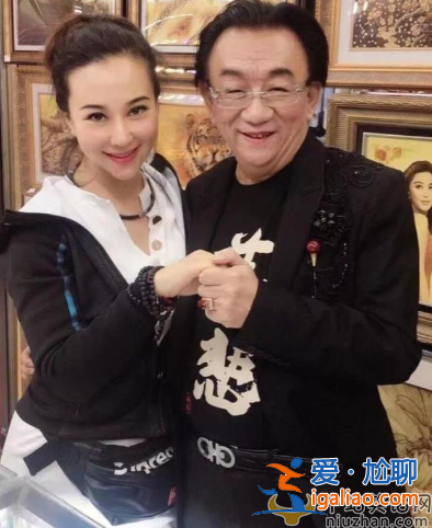 76歲侯耀華近照曝光惹爭議!和女粉絲貼身合影眉目傳情 網(wǎng)友老不正經(jīng)