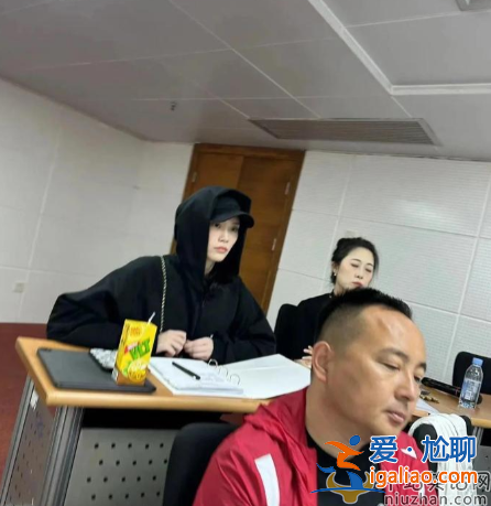 奚夢瑤近況曝光!回香港婆家獨自帶娃 一人外出買菜背舊包