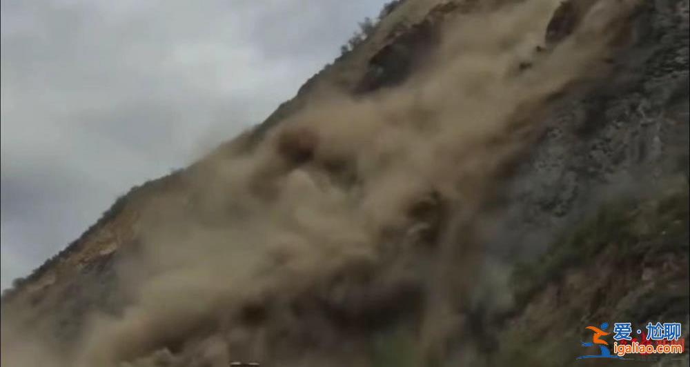 砂石瞬間將道路阻斷？