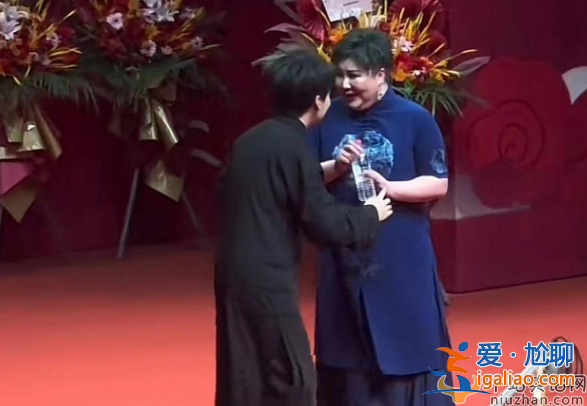 郭德綱老婆王惠近照曝光!染綠頭發容貌大變 郭麒麟叫媽顯謙卑