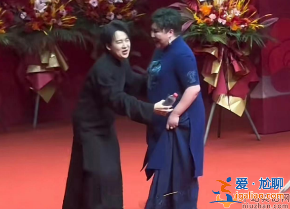 郭德綱老婆王惠近照曝光!染綠頭發容貌大變 郭麒麟叫媽顯謙卑