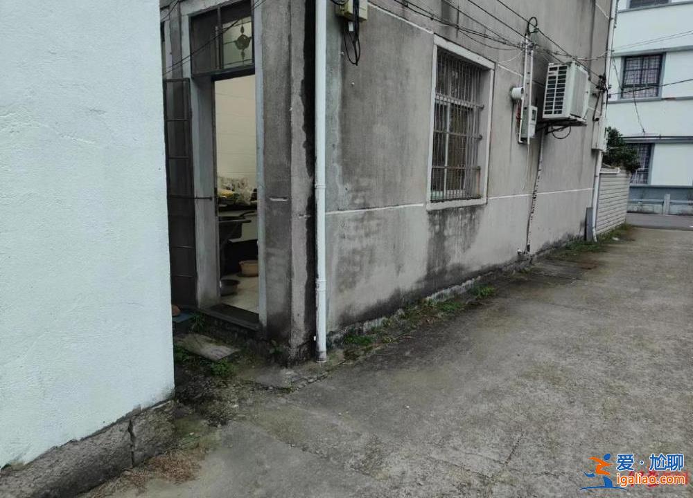 因不滿妻子與鄰居打招呼 男子與鄰居爭執后被追打進自家廚房 砍傷兩人獲刑？
