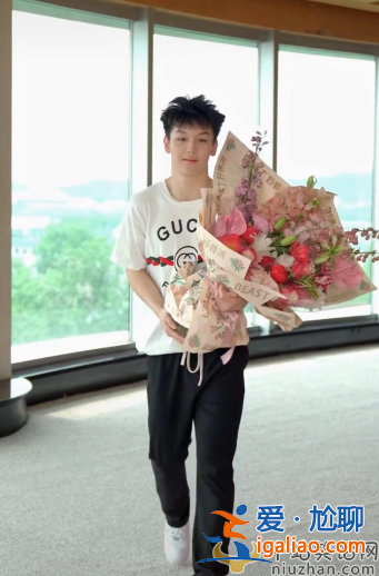 王艷兒子球球近照曝光!容貌大變脖子比頭粗，16歲兒子近180