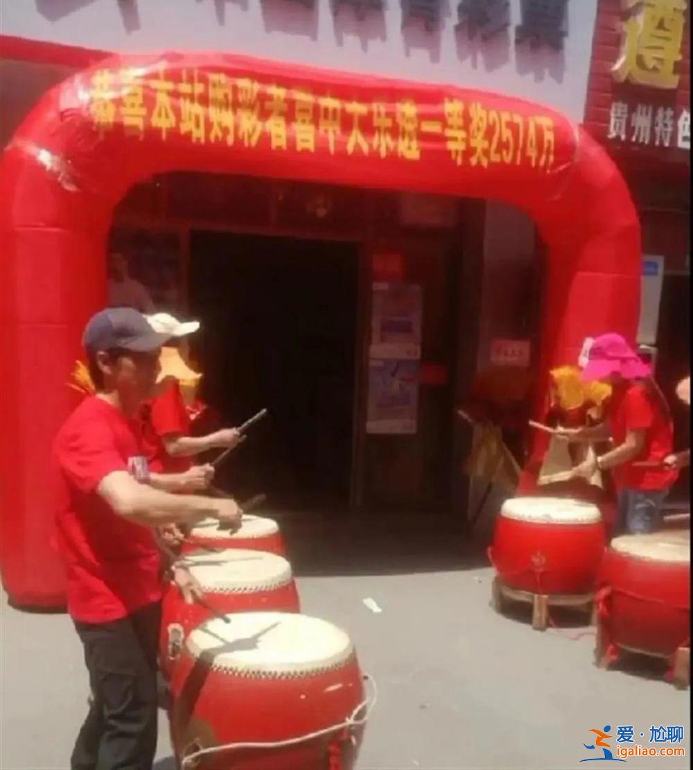 夜市攤主買彩票中獎2574萬 當(dāng)場興奮掀桌?最新回應(yīng)? 夜市攤主買彩票中獎2574萬 當(dāng)場興奮掀桌?最新回應(yīng)?