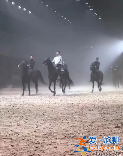 唐國強近況曝光!71歲騎馬慶生 動作驚險數十位保鏢護航