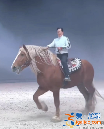 唐國強近況曝光!71歲騎馬慶生 動作驚險數十位保鏢護航