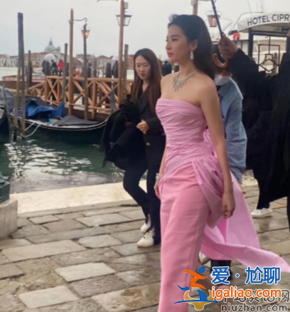 劉亦菲近況曝光!駕馭死亡芭比粉絕美，多肉身材如希臘女神