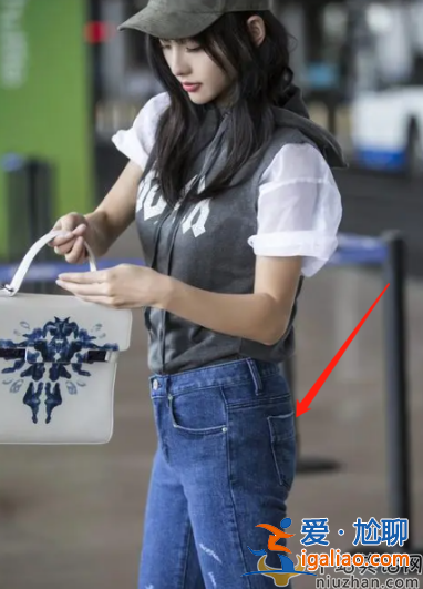 張嘉倪近況曝光!現身武漢被質疑穿假屁股，腰太細真夸張