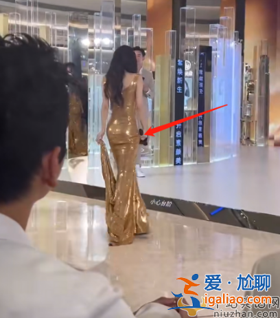 張嘉倪近況曝光!現身武漢被質疑穿假屁股，腰太細真夸張