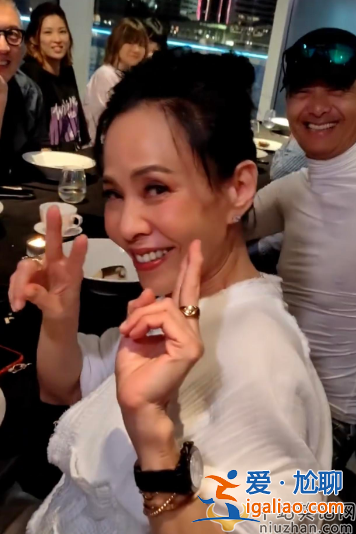 周潤發袁詠儀關系怎么樣?慶生現場摟抱袁詠儀索吻,發嫂不悅 周潤發袁詠儀關系怎么樣?慶生現場摟抱袁詠儀索吻,發嫂不悅