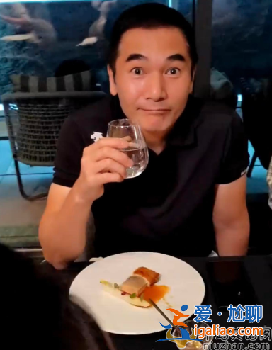 周潤發袁詠儀關系怎么樣?慶生現場摟抱袁詠儀索吻,發嫂不悅 周潤發袁詠儀關系怎么樣?慶生現場摟抱袁詠儀索吻,發嫂不悅